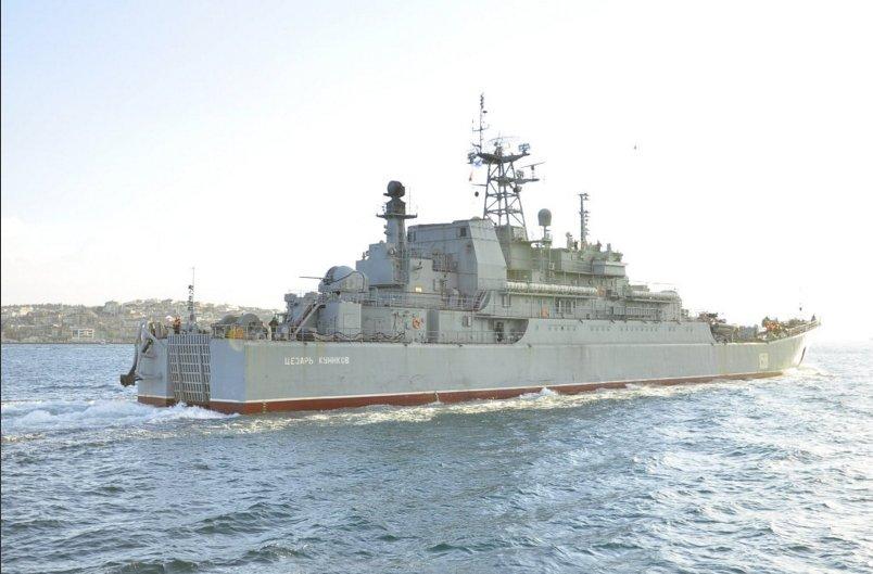 Rus gemisi İstanbul Boğazı'ndan geçerken füze gösterdi