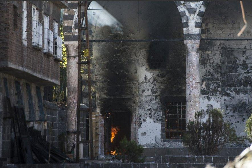 Diyarbakır'da PKK'lılar tarihi camiyi yaktı