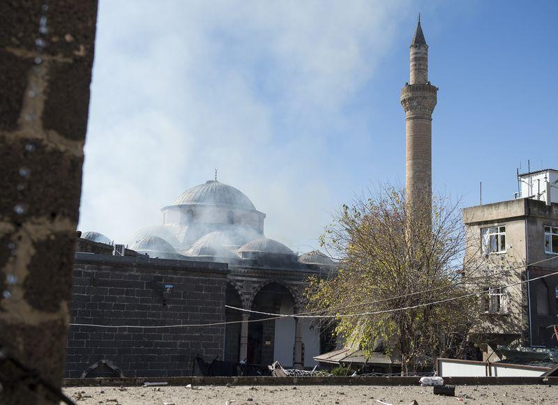 Diyarbakır'da PKK'lılar tarihi camiyi yaktı