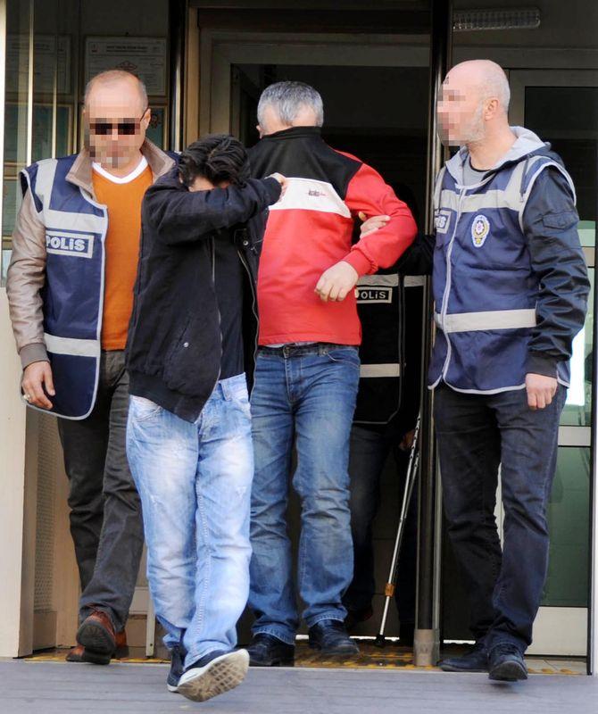 İş vaadiyle kandırdıkları kadınlara fuhuş yaptırdılar