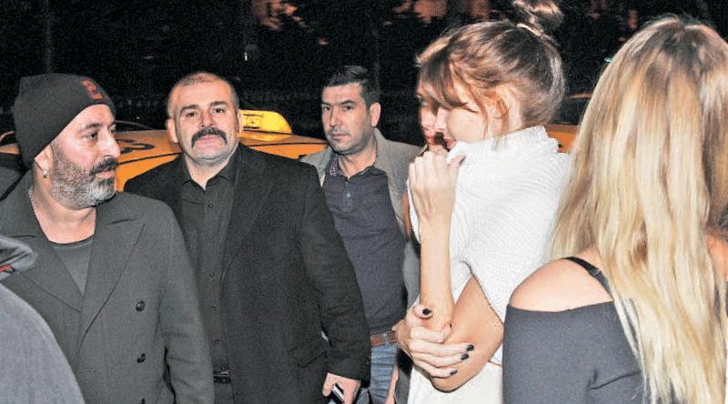 Cem Yılmaz 5 Rus kızla eğlendi