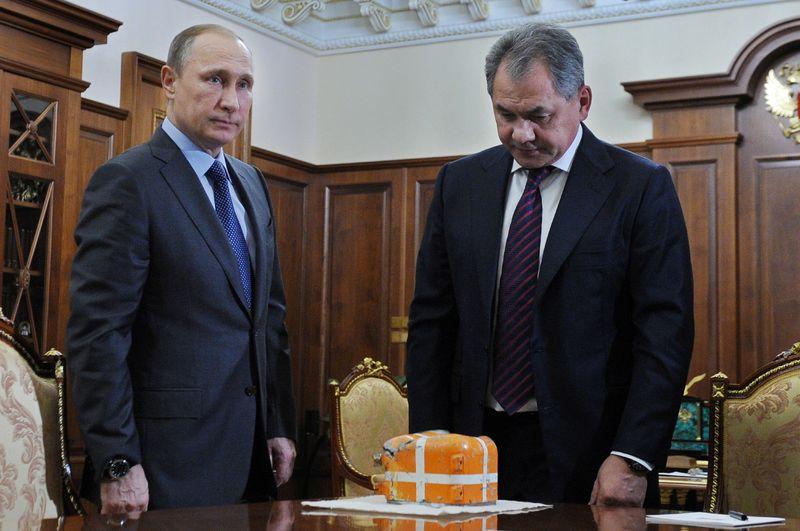 Putin Su-24'ün kara kutusunu inceledi