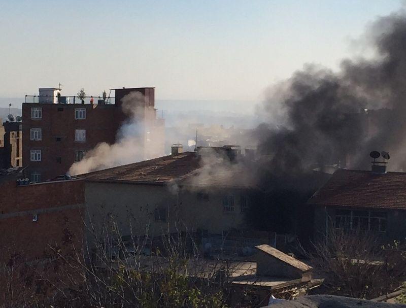 Diyarbakır'da teröristler 2 okulu yaktı