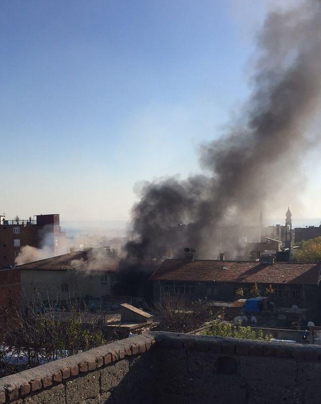 Diyarbakır'da teröristler 2 okulu yaktı