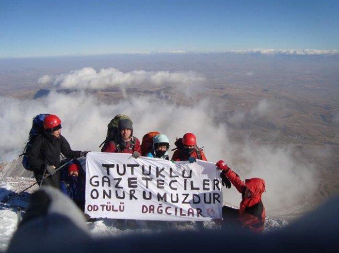 ODTÜ'lü dağcıların Can Dündar eylemi