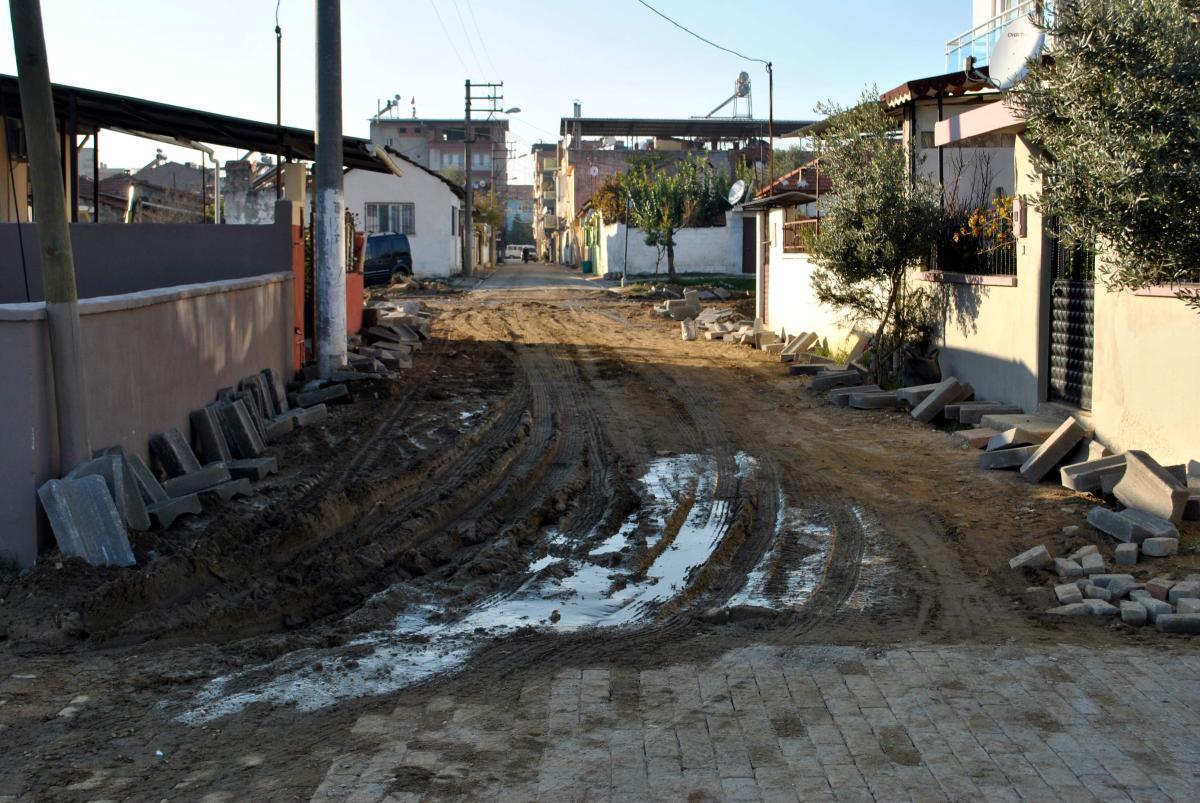 Aydın'ın İncirliova ilçesi çamurdan kurtuldu