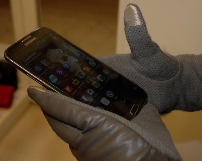 Akıllı telefonlar için özel eldivenler tasarlandı