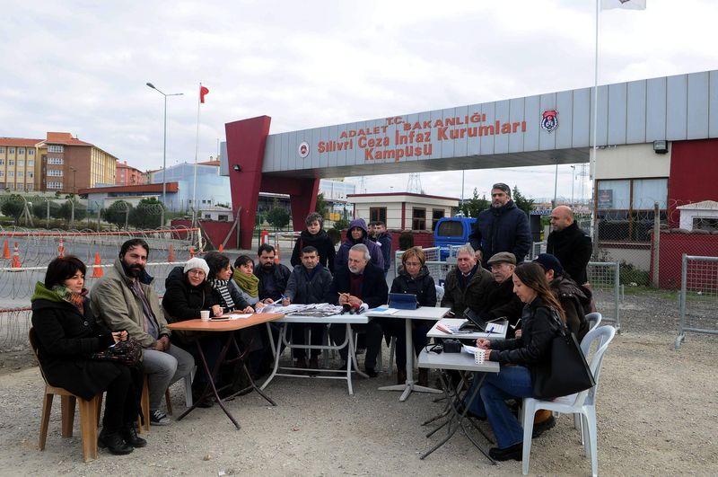Cumhuriyet’in toplantısı Silivri Cezaevi önünde yapıldı
