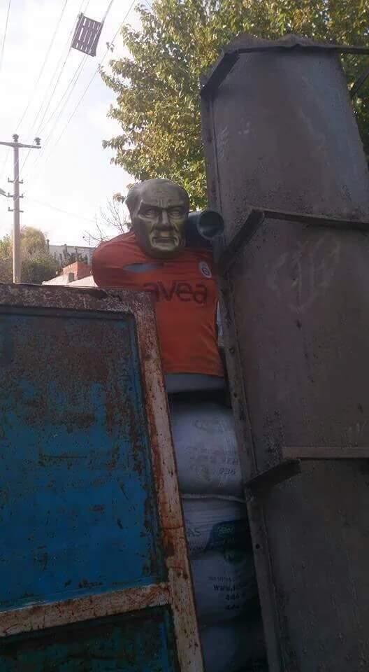 Teröristler hendeğe Atatürk büstü koydu