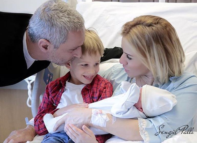 Esra Erol para basıyor