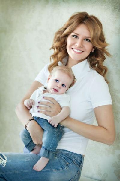 Esra Erol para basıyor