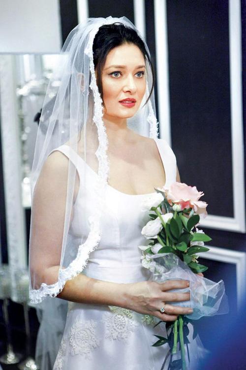 Nurgül Yeşilçay gelinlik giydi