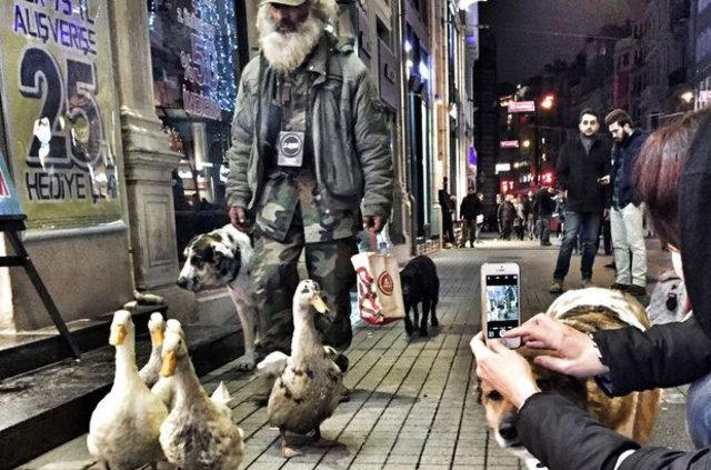 İstiklal Caddesi'nde ördek sürüsü