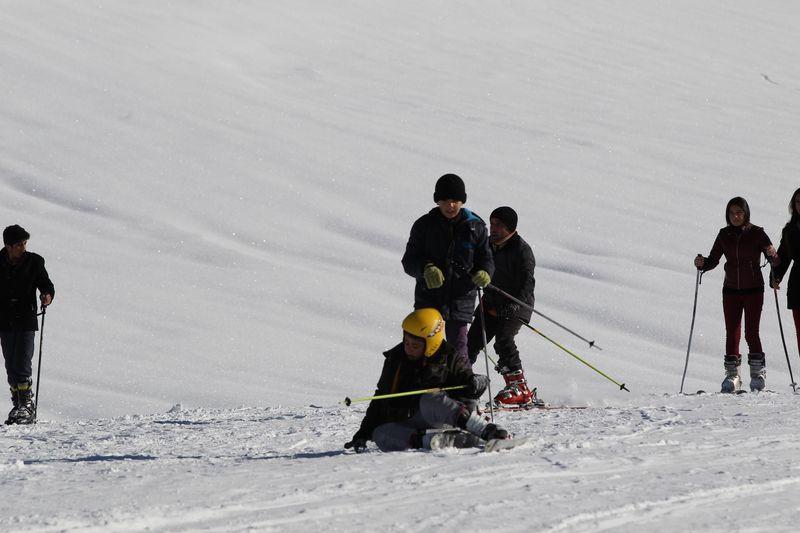 Hakkari'de 2 bin 700 rakımda kayak keyfi