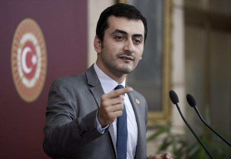 CHP'li Eren Erdem bıyığını kesti