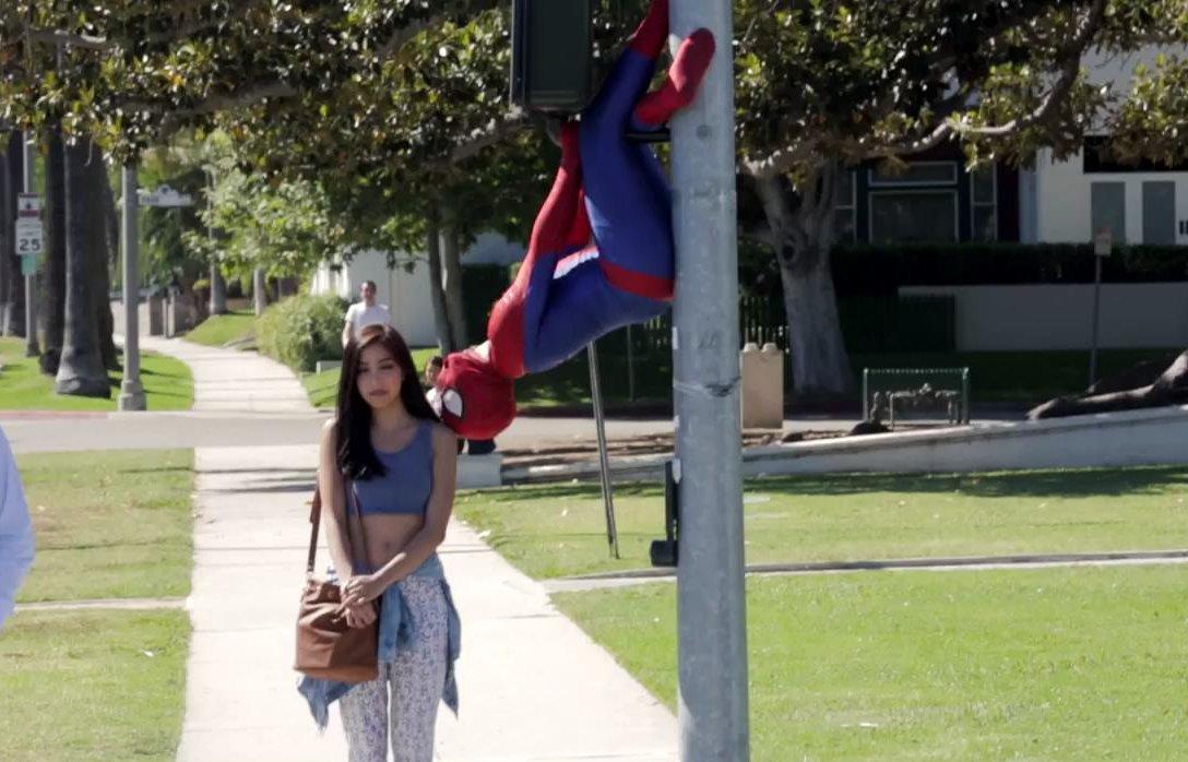 Hayrettin örümcek adam olup Amerikalı kızları öptü İZLE