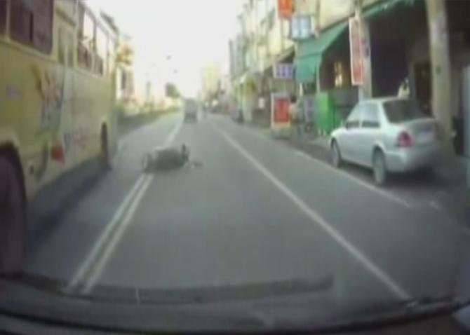 Motosiklet sürücüsünün dalgınlığı hayatına mal oldu İZLE
