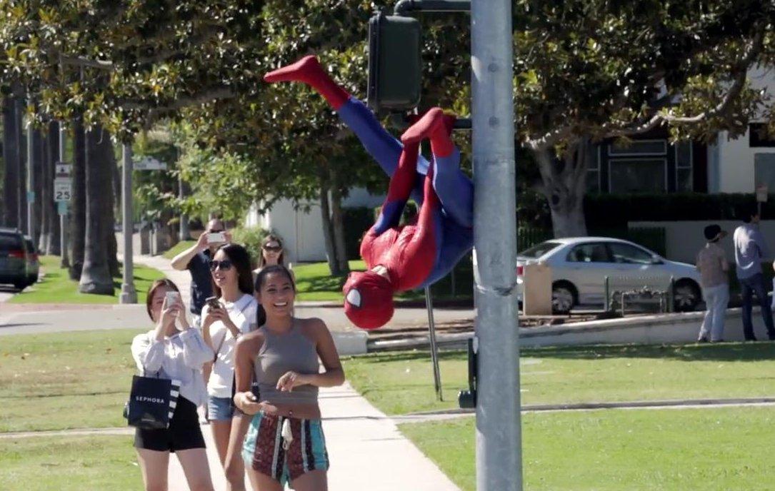 Hayrettin örümcek adam olup Amerikalı kızları öptü İZLE