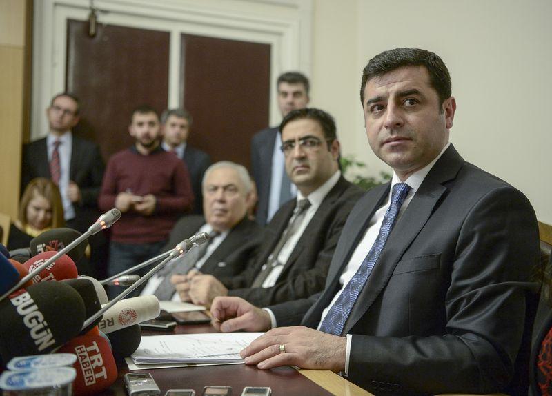 Demirtaş: Barikattaki insanların elinde hafif silahlar var