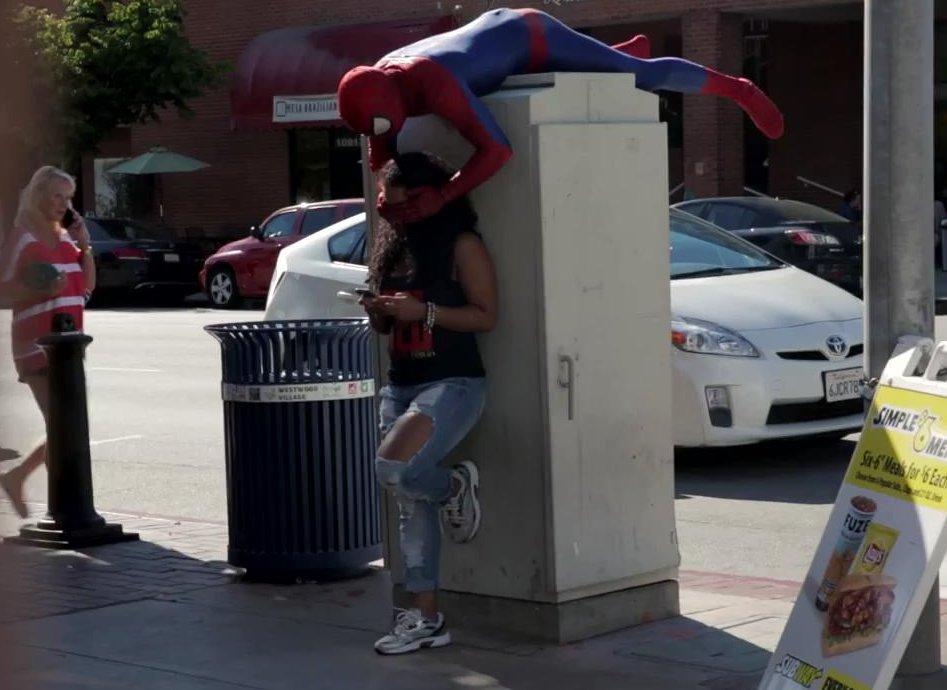 Hayrettin örümcek adam olup Amerikalı kızları öptü İZLE