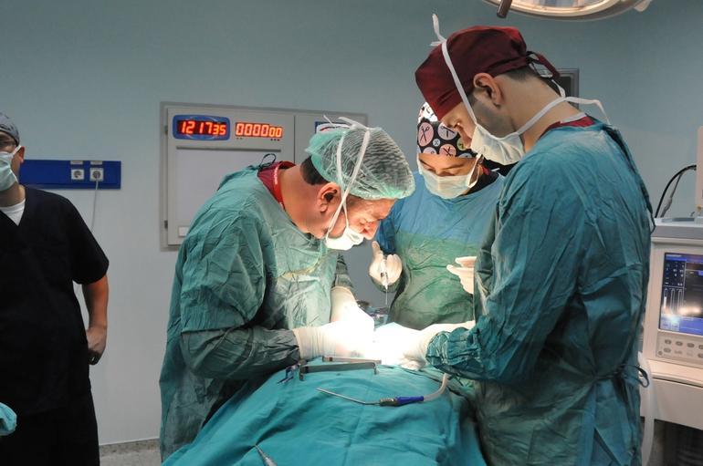 İnce sesini ameliyatla kalınlaştırdı