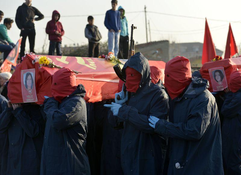 Teröristlerin cenazesinde yüzleri maskeli silahlı grup