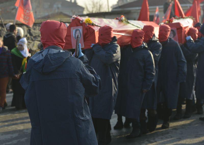 Teröristlerin cenazesinde yüzleri maskeli silahlı grup