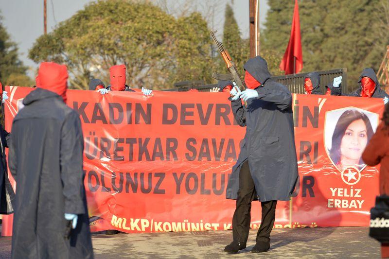 Teröristlerin cenazesinde yüzleri maskeli silahlı grup
