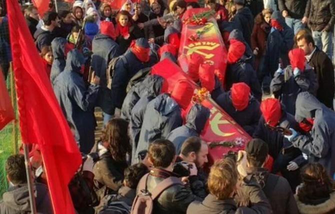 Teröristlerin cenazesinde yüzleri maskeli silahlı grup