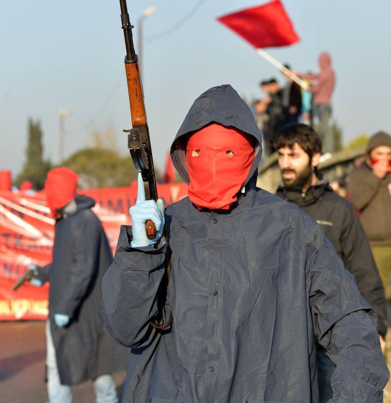 Teröristlerin cenazesinde yüzleri maskeli silahlı grup