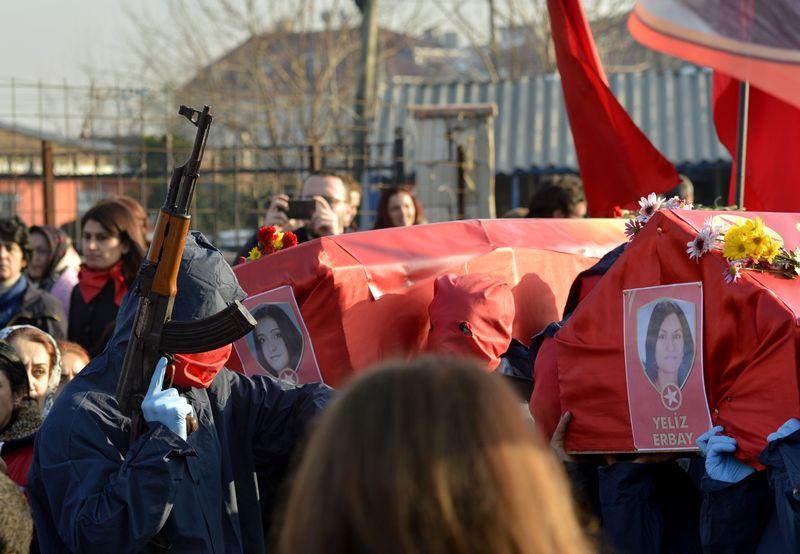 Teröristlerin cenazesinde yüzleri maskeli silahlı grup