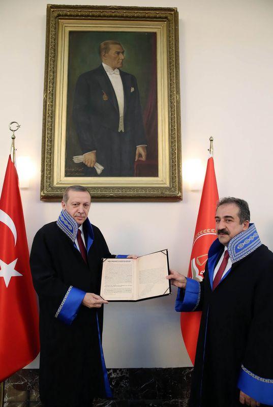 Cumhurbaşkanı Erdoğan Sayıştay cübbesi giydi