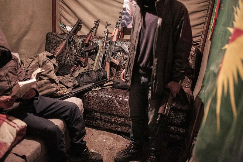 Şırnak'ta hendeklerin arkasındaki silahlı teröristler