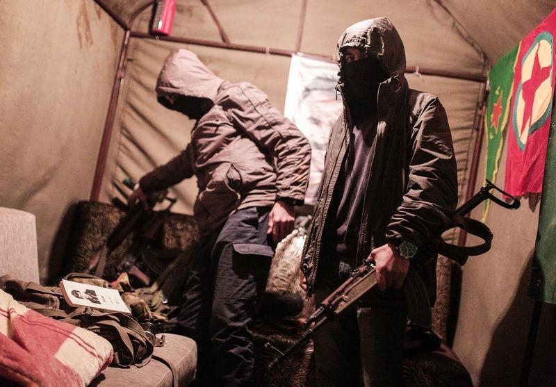 Şırnak'ta hendeklerin arkasındaki silahlı teröristler