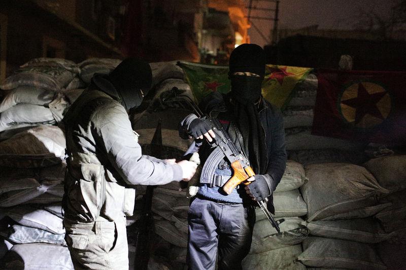 Şırnak'ta hendeklerin arkasındaki silahlı teröristler