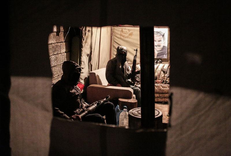 Şırnak'ta hendeklerin arkasındaki silahlı teröristler