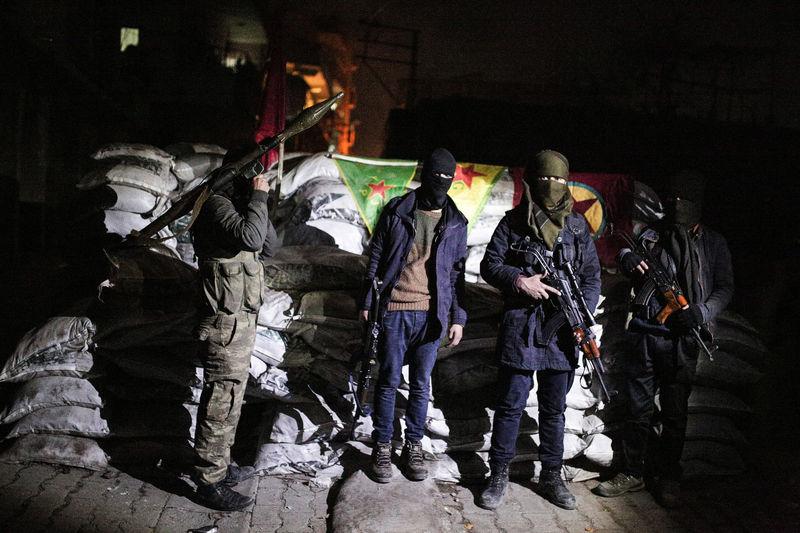 Şırnak'ta hendeklerin arkasındaki silahlı teröristler