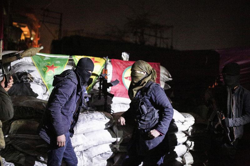 Şırnak'ta hendeklerin arkasındaki silahlı teröristler