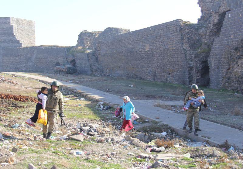 Diyarbakır Sur'daki vatandaşlardan operasyona destek
