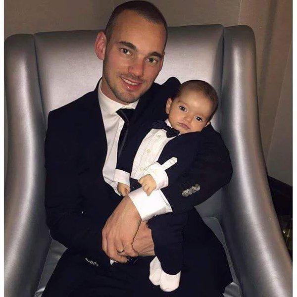 Sneijder'in oğlu Xess Xava annesiyle poz verdi