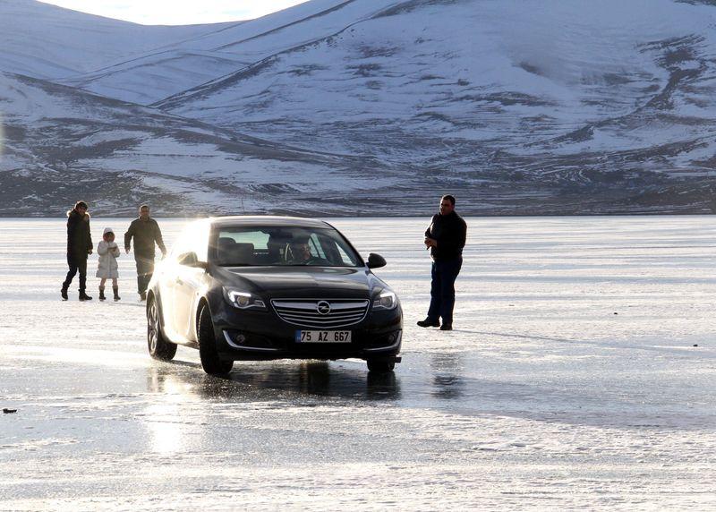 Donan Çıldır Gölü üzerinde drift yaptılar