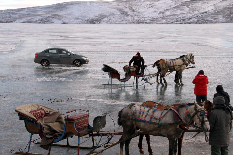 Donan Çıldır Gölü üzerinde drift yaptılar