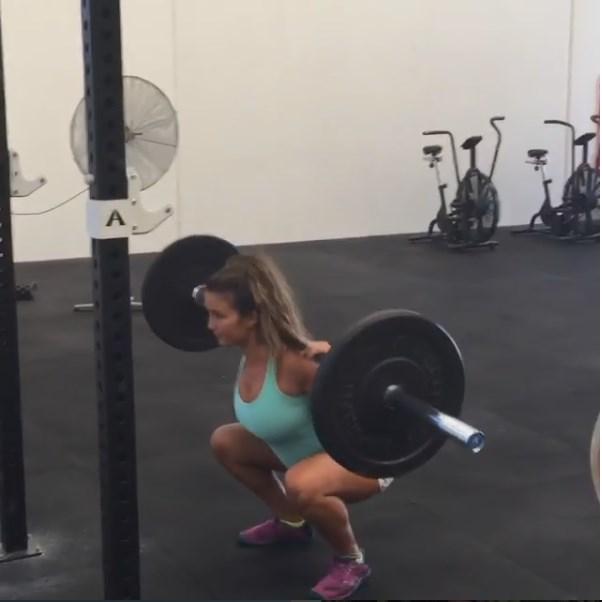 Hamile kadın 40 kiloluk halteri kaldırdı