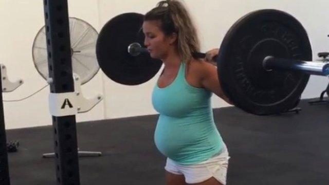 Hamile kadın 40 kiloluk halteri kaldırdı