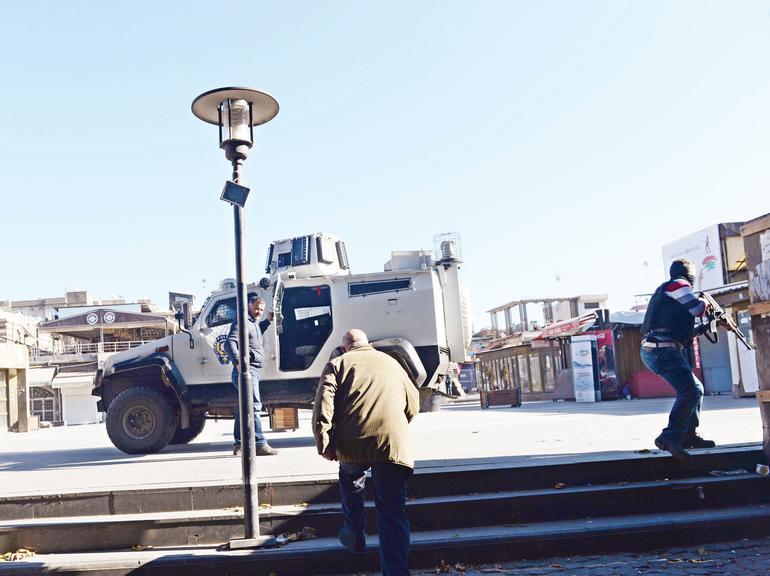 Hürriyet Sur'a girdi teröristler mermi yağdırdı