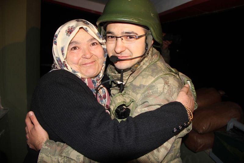 Suriye sınırındaki Mehmetçik'e yılbaşı sürprizi