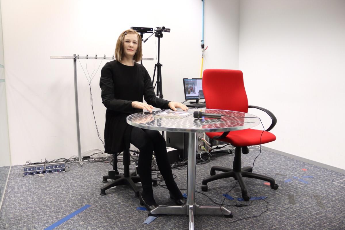 Singapur'da insansı robot tanıtıldı