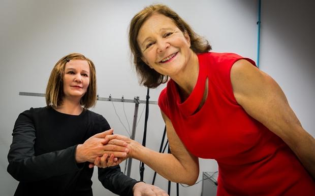 Singapur'da insansı robot tanıtıldı