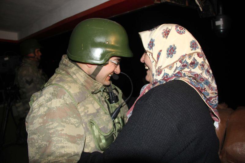 Suriye sınırındaki Mehmetçik'e yılbaşı sürprizi