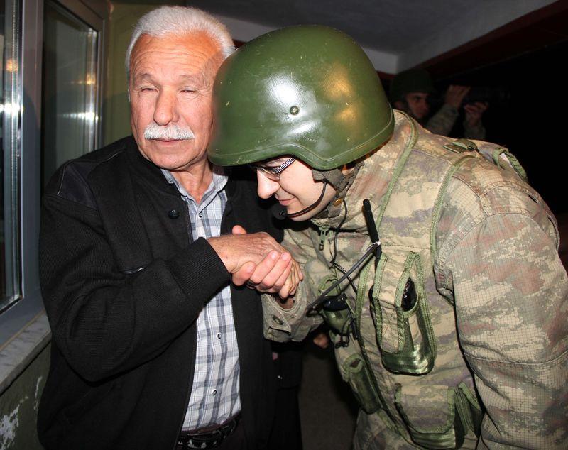 Suriye sınırındaki Mehmetçik'e yılbaşı sürprizi